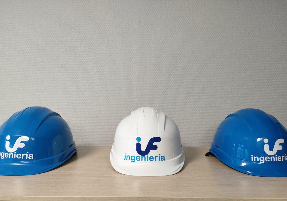 Imagen de cascos con el logo de If Ingeniería