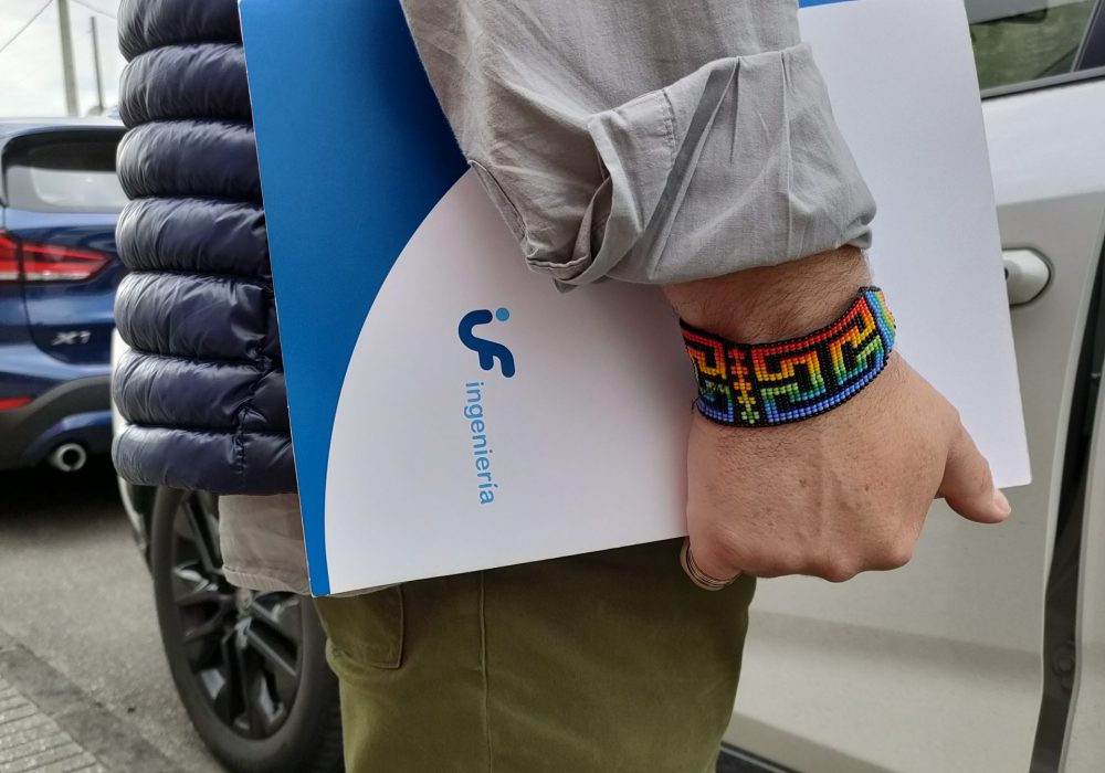 Imagen de un trabajador con una carpeta con el logo de IF Ingeniería