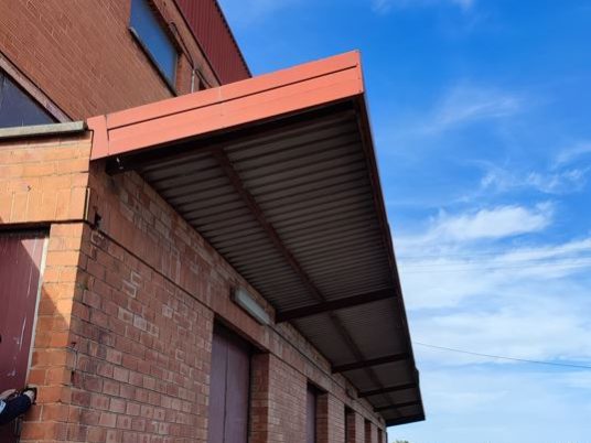 Fotografía de un saliente de una nave para reparar